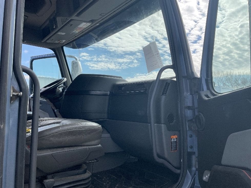 Sleeper Tractor-Heavy Duty Tractors-Volvo-2021-VNL64860-Kansas City-MO-341,071\n\t\tmiles-$ 83,000 - Image 12