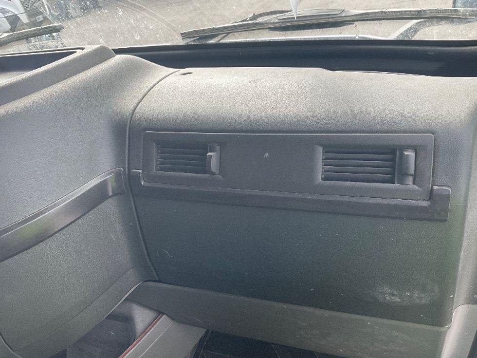 Sleeper Tractor-Heavy Duty Tractors-Volvo-2021-VNL64860-Kansas City-MO-341,071\n\t\tmiles-$ 83,000 - Image 13