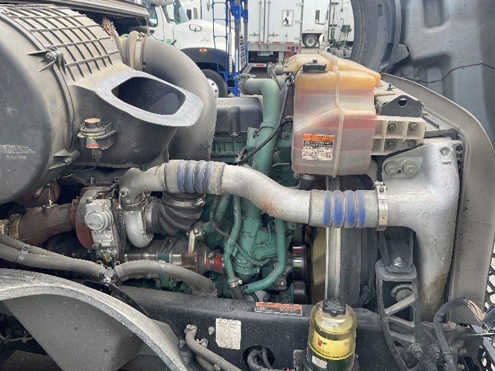 Sleeper Tractor-Heavy Duty Tractors-Volvo-2021-VNL64860-Kansas City-MO-341,071\n\t\tmiles-$ 83,000 - Image 14