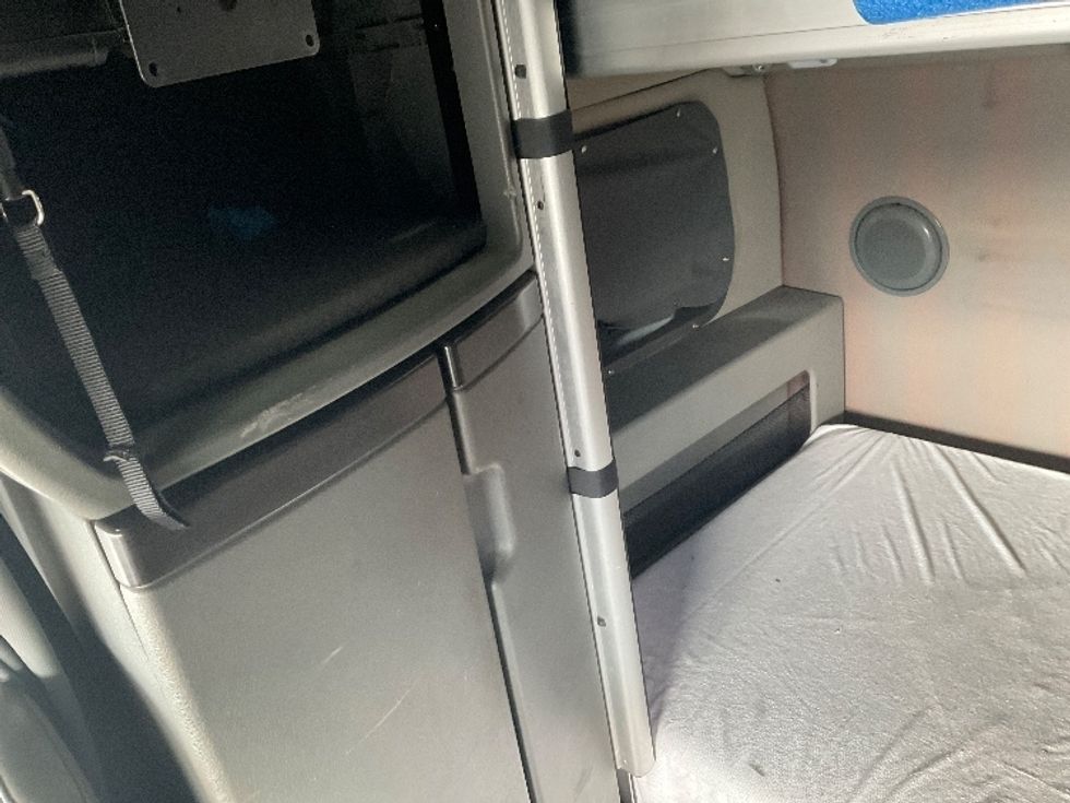 Sleeper Tractor-Heavy Duty Tractors-Volvo-2021-VNL64860-Kansas City-MO-341,071\n\t\tmiles-$ 83,000 - Image 16