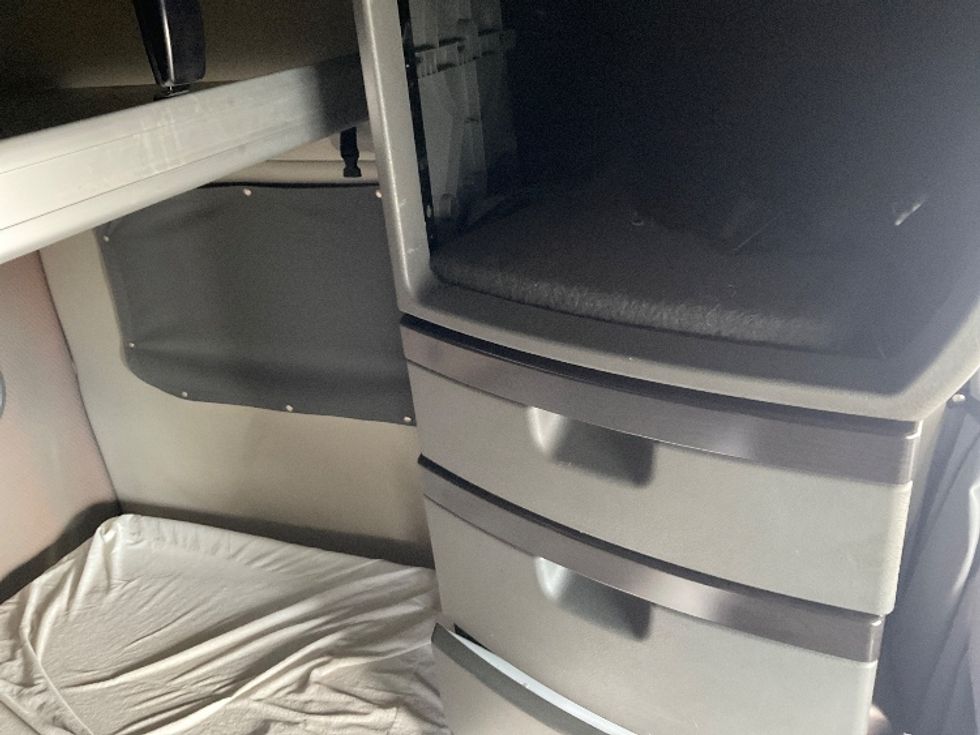 Sleeper Tractor-Heavy Duty Tractors-Volvo-2021-VNL64860-Kansas City-MO-341,071\n\t\tmiles-$ 83,000 - Image 17