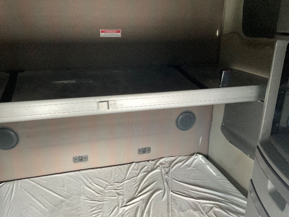 Sleeper Tractor-Heavy Duty Tractors-Volvo-2021-VNL64860-Kansas City-MO-341,071\n\t\tmiles-$ 83,000 - Image 18