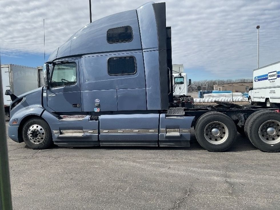Sleeper Tractor-Heavy Duty Tractors-Volvo-2021-VNL64860-Kansas City-MO-341,071\n\t\tmiles-$ 83,000 - Image 4