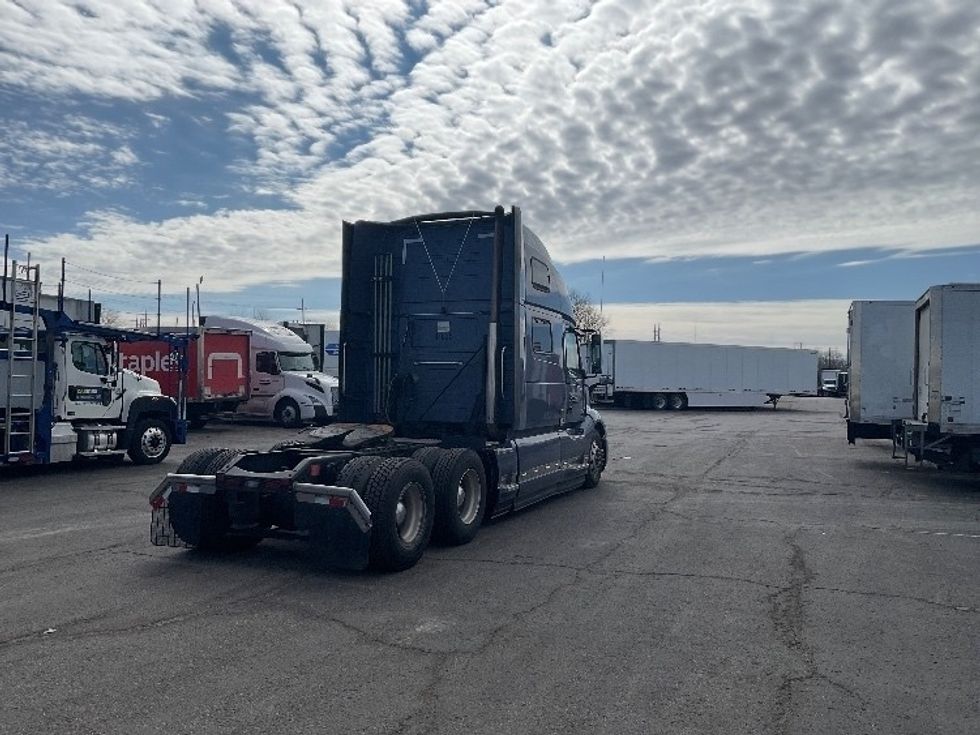Sleeper Tractor-Heavy Duty Tractors-Volvo-2021-VNL64860-Kansas City-MO-341,071\n\t\tmiles-$ 83,000 - Image 7