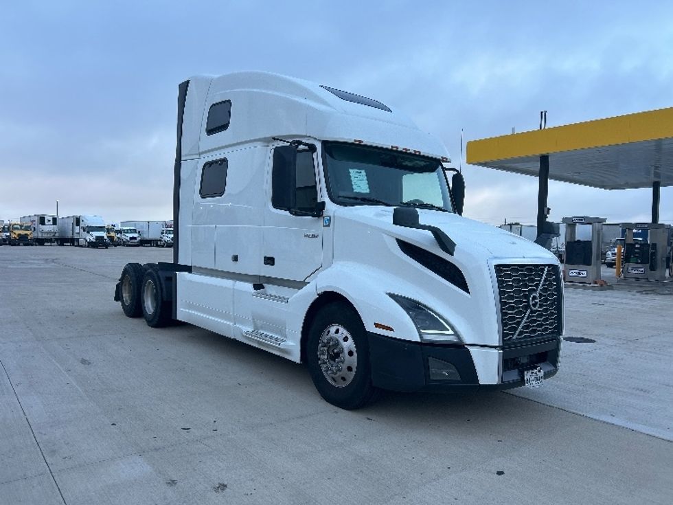 Sleeper Tractor-Heavy Duty Tractors-Volvo-2021-VNL64860-Katy-TX-787,534\n\t\tmiles-$ 48,750 - Image 1