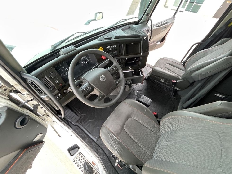 Sleeper Tractor-Heavy Duty Tractors-Volvo-2021-VNL64860-Katy-TX-787,534\n\t\tmiles-$ 48,750 - Image 10