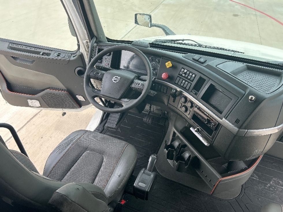 Sleeper Tractor-Heavy Duty Tractors-Volvo-2021-VNL64860-Katy-TX-787,534\n\t\tmiles-$ 48,750 - Image 11