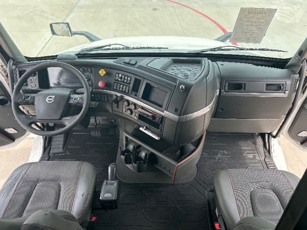 Sleeper Tractor-Heavy Duty Tractors-Volvo-2021-VNL64860-Katy-TX-787,534\n\t\tmiles-$ 48,750 - Image 12