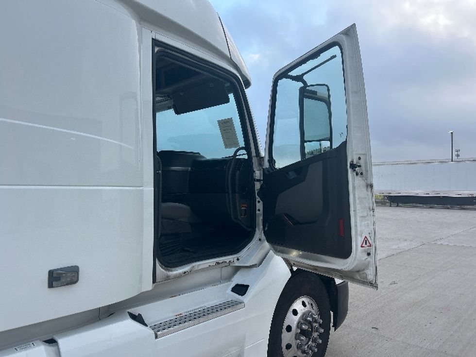 Sleeper Tractor-Heavy Duty Tractors-Volvo-2021-VNL64860-Katy-TX-787,534\n\t\tmiles-$ 48,750 - Image 13