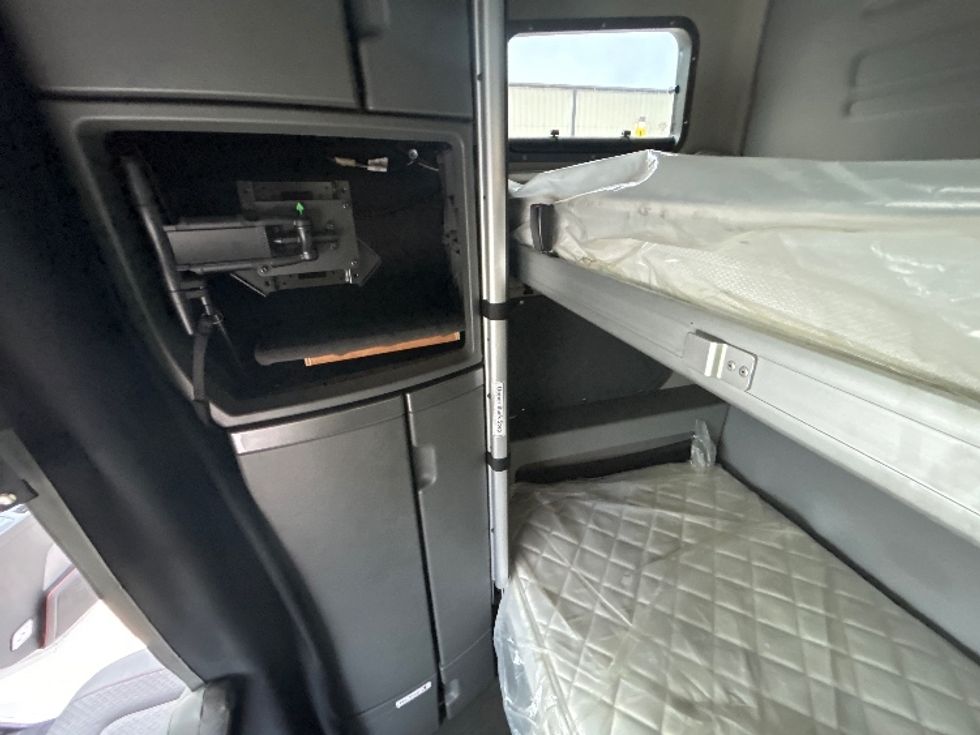Sleeper Tractor-Heavy Duty Tractors-Volvo-2021-VNL64860-Katy-TX-787,534\n\t\tmiles-$ 48,750 - Image 19
