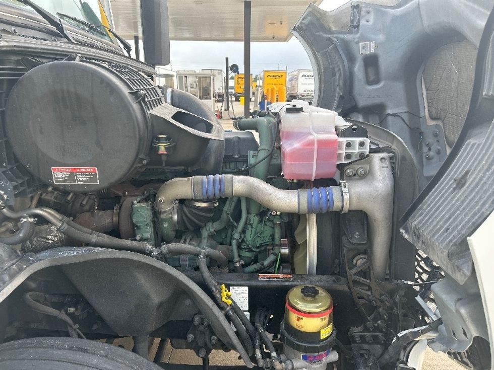 Sleeper Tractor-Heavy Duty Tractors-Volvo-2021-VNL64860-Katy-TX-787,534\n\t\tmiles-$ 48,750 - Image 20