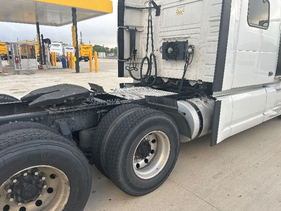 Sleeper Tractor-Heavy Duty Tractors-Volvo-2021-VNL64860-Katy-TX-787,534\n\t\tmiles-$ 48,750 - Image 23