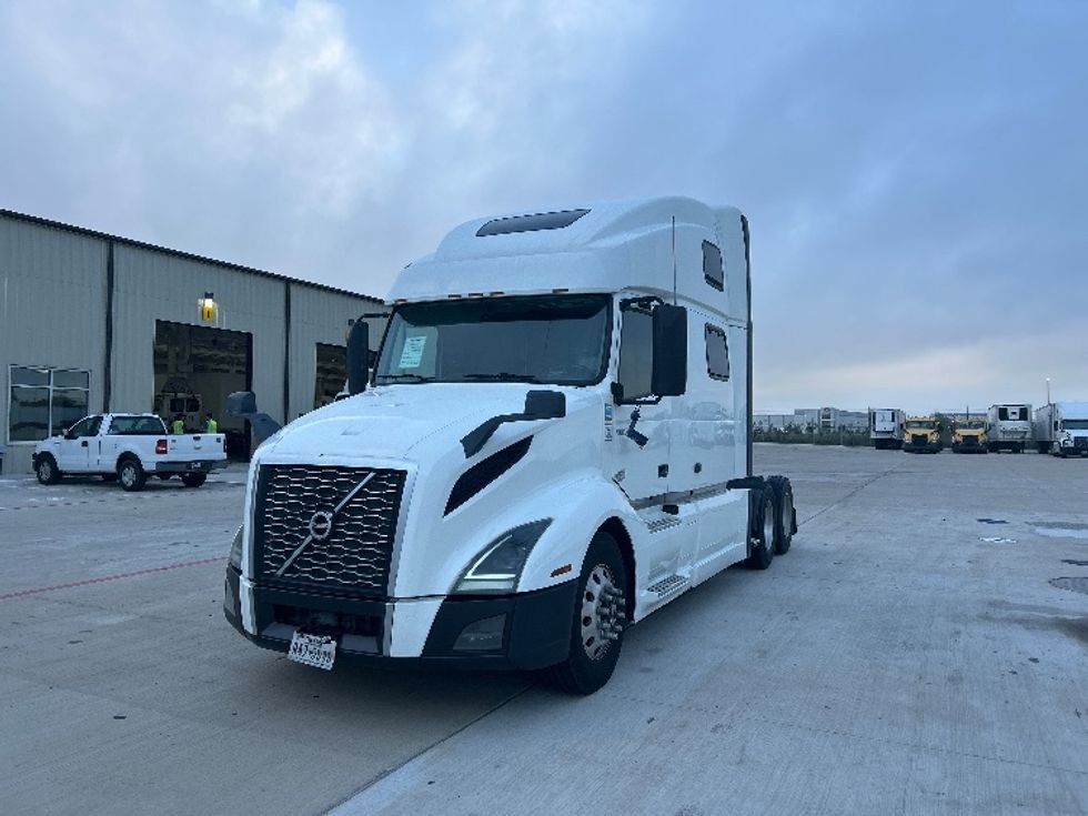 Sleeper Tractor-Heavy Duty Tractors-Volvo-2021-VNL64860-Katy-TX-787,534\n\t\tmiles-$ 48,750 - Image 3