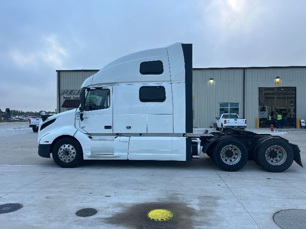 Sleeper Tractor-Heavy Duty Tractors-Volvo-2021-VNL64860-Katy-TX-787,534\n\t\tmiles-$ 48,750 - Image 4