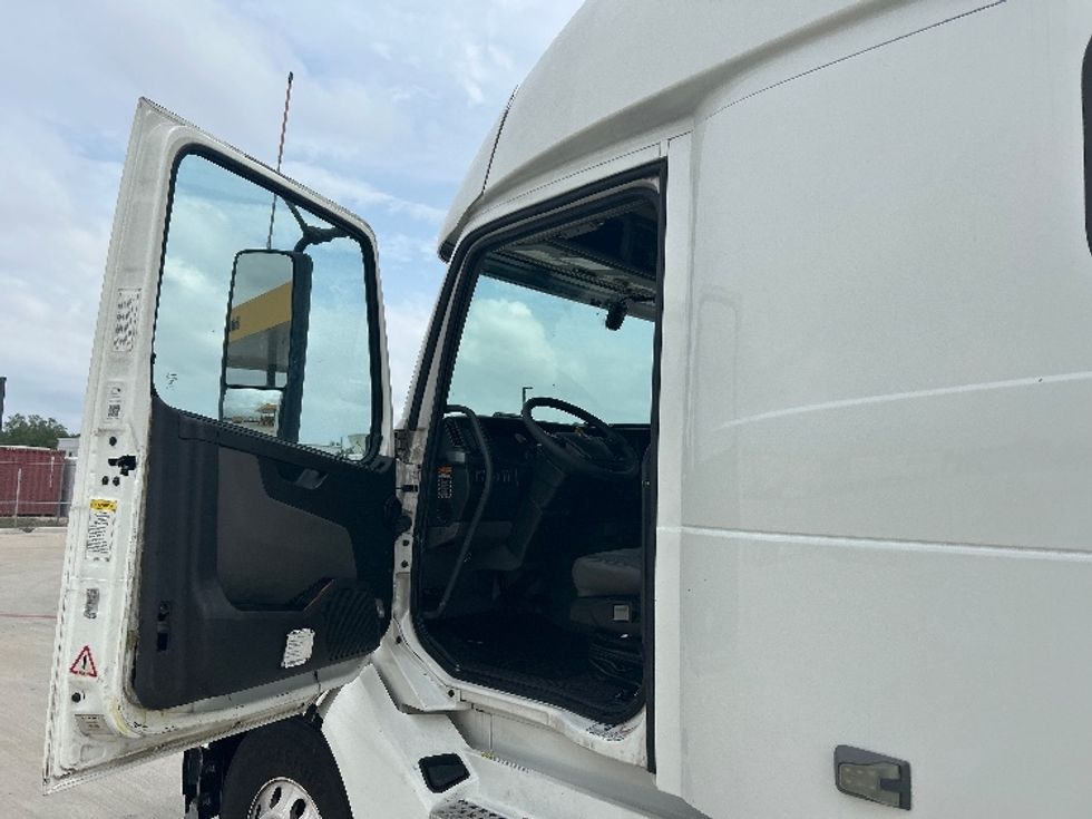 Sleeper Tractor-Heavy Duty Tractors-Volvo-2021-VNL64860-Katy-TX-787,534\n\t\tmiles-$ 48,750 - Image 9