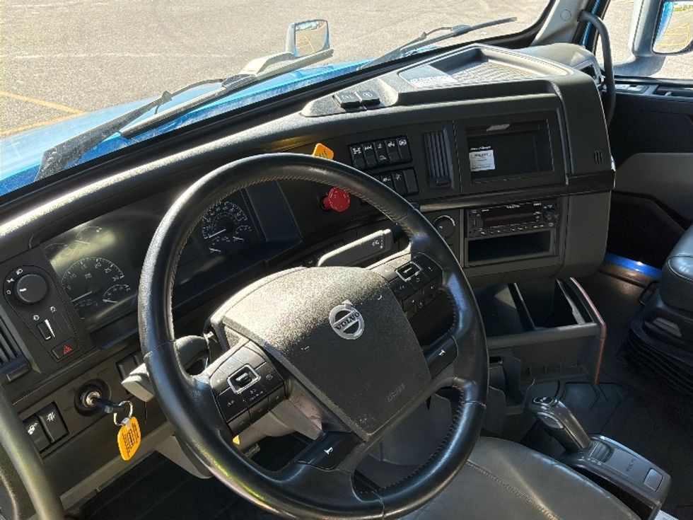 Sleeper Tractor-Heavy Duty Tractors-Volvo-2021-VNL64860-Ste-Foy-PQ-810,640\n\t\tkm-$ 98,250 - Image 10