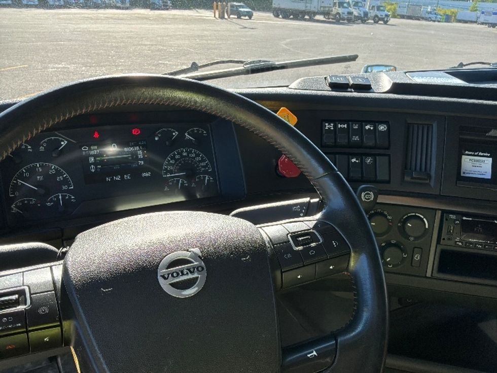 Sleeper Tractor-Heavy Duty Tractors-Volvo-2021-VNL64860-Ste-Foy-PQ-810,640\n\t\tkm-$ 98,250 - Image 11