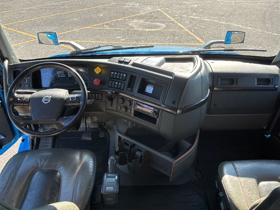 Sleeper Tractor-Heavy Duty Tractors-Volvo-2021-VNL64860-Ste-Foy-PQ-810,640\n\t\tkm-$ 98,250 - Image 12