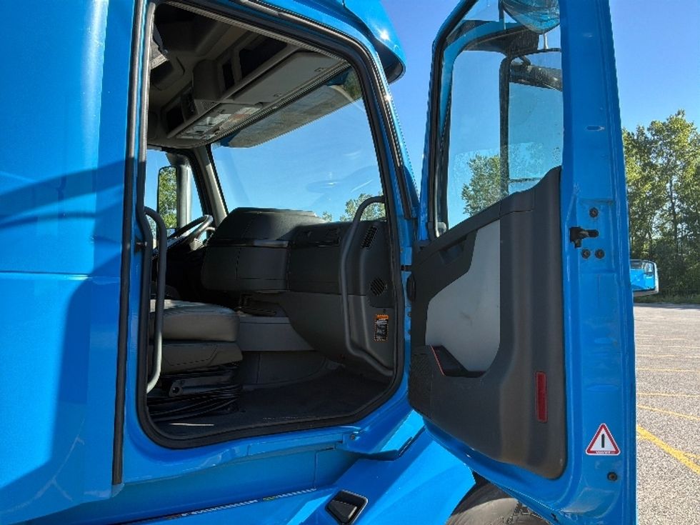 Sleeper Tractor-Heavy Duty Tractors-Volvo-2021-VNL64860-Ste-Foy-PQ-810,640\n\t\tkm-$ 98,250 - Image 13