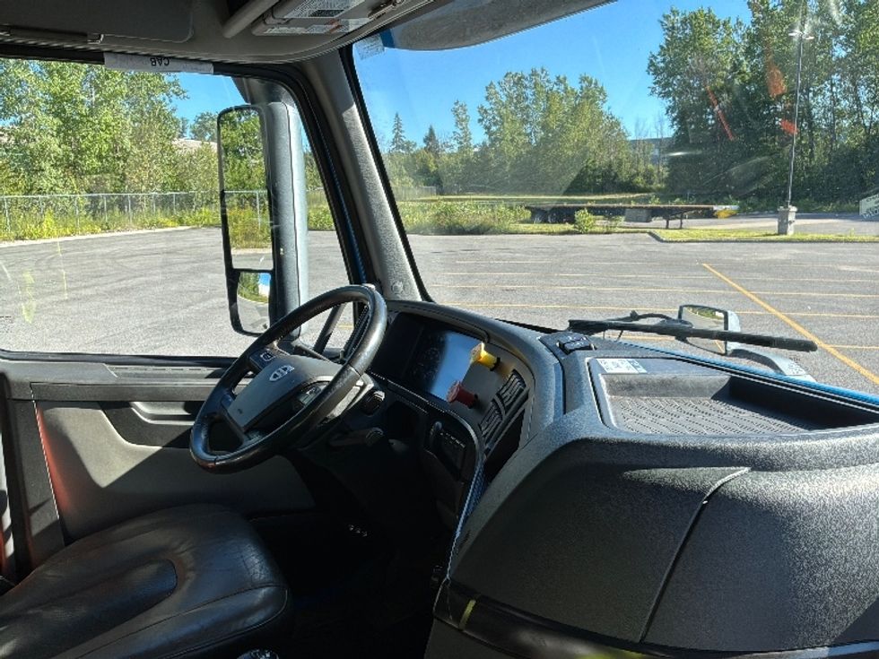Sleeper Tractor-Heavy Duty Tractors-Volvo-2021-VNL64860-Ste-Foy-PQ-810,640\n\t\tkm-$ 98,250 - Image 15