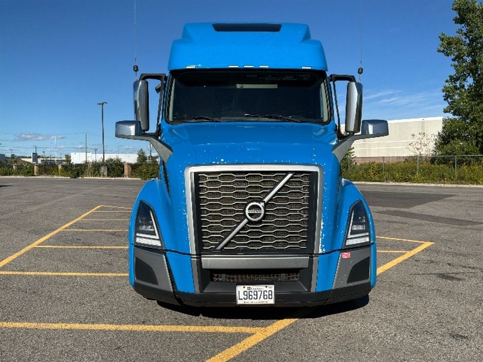 Sleeper Tractor-Heavy Duty Tractors-Volvo-2021-VNL64860-Ste-Foy-PQ-810,640\n\t\tkm-$ 98,250 - Image 2
