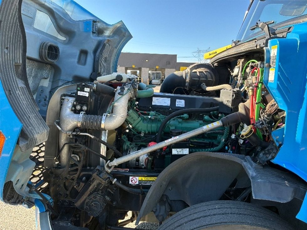 Sleeper Tractor-Heavy Duty Tractors-Volvo-2021-VNL64860-Ste-Foy-PQ-810,640\n\t\tkm-$ 98,250 - Image 21
