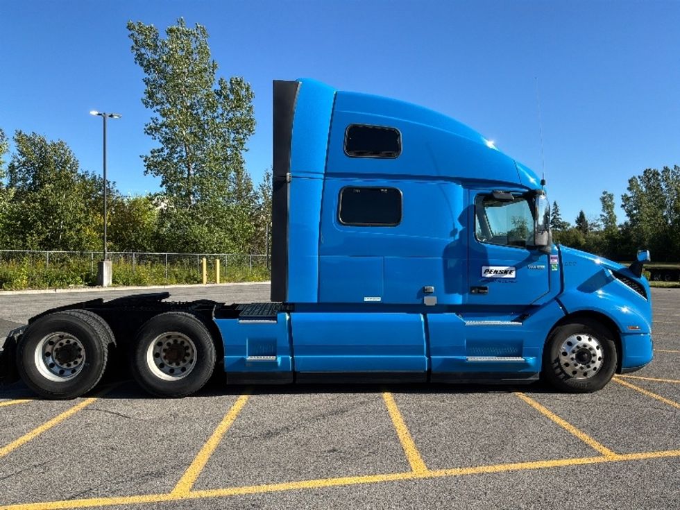 Sleeper Tractor-Heavy Duty Tractors-Volvo-2021-VNL64860-Ste-Foy-PQ-810,640\n\t\tkm-$ 98,250 - Image 8