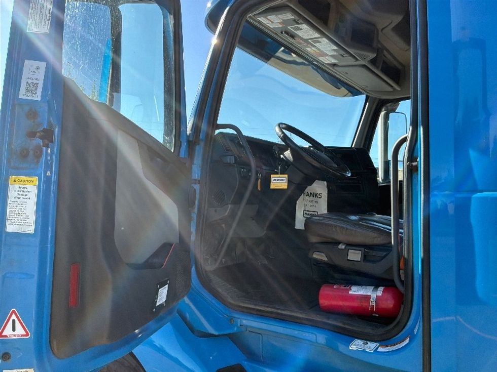 Sleeper Tractor-Heavy Duty Tractors-Volvo-2021-VNL64860-Ste-Foy-PQ-810,640\n\t\tkm-$ 98,250 - Image 9