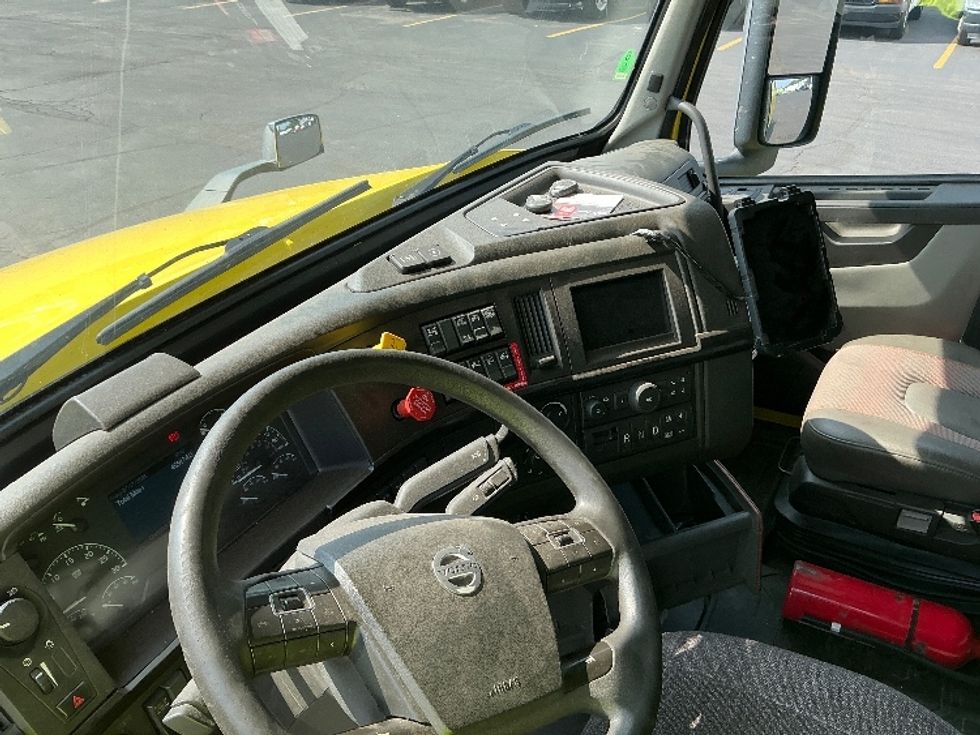 Sleeper Tractor-Heavy Duty Tractors-Volvo-2021-VNL64860-Wilkes Barre-PA-459,352\n\t\tmiles-$ 76,500 - Image 10