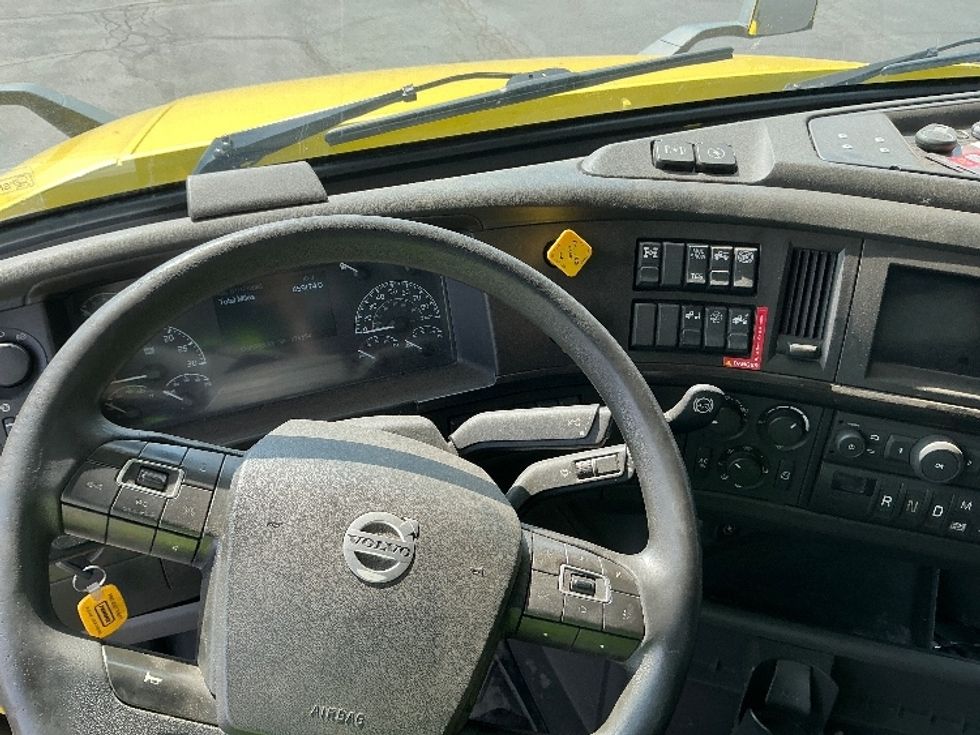 Sleeper Tractor-Heavy Duty Tractors-Volvo-2021-VNL64860-Wilkes Barre-PA-459,352\n\t\tmiles-$ 76,500 - Image 11