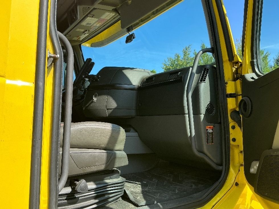 Sleeper Tractor-Heavy Duty Tractors-Volvo-2021-VNL64860-Wilkes Barre-PA-459,352\n\t\tmiles-$ 76,500 - Image 13