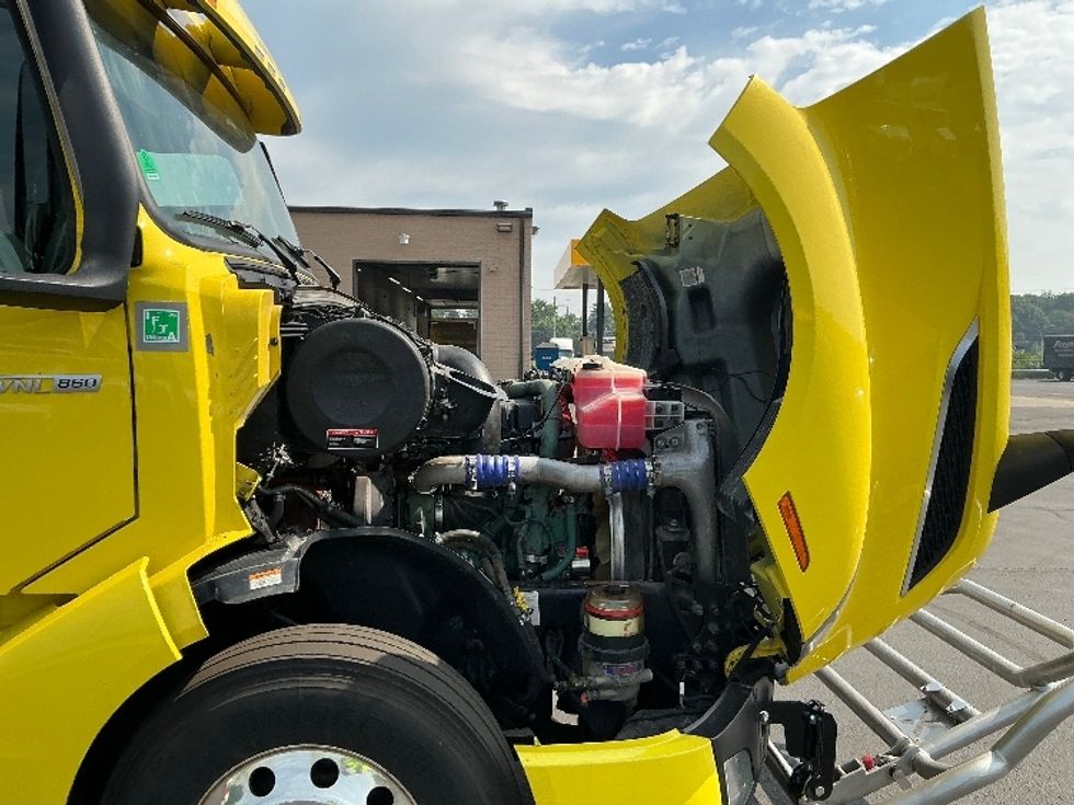 Sleeper Tractor-Heavy Duty Tractors-Volvo-2021-VNL64860-Wilkes Barre-PA-459,352\n\t\tmiles-$ 76,500 - Image 20