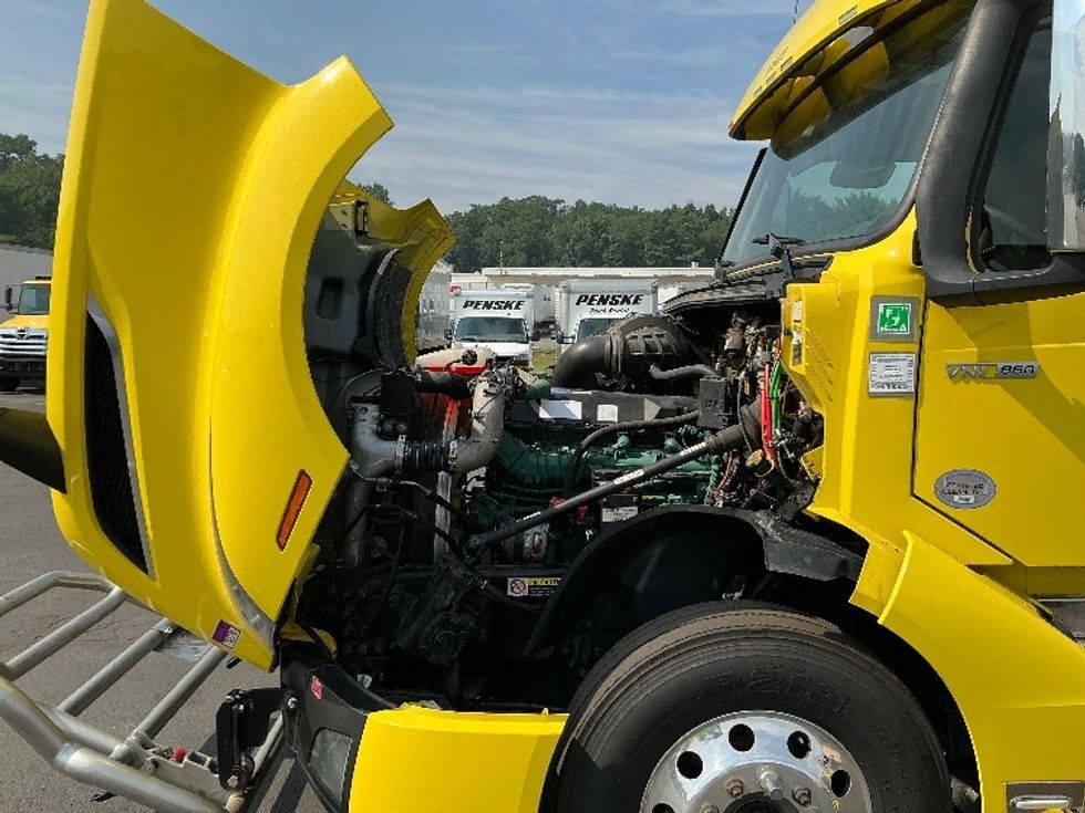 Sleeper Tractor-Heavy Duty Tractors-Volvo-2021-VNL64860-Wilkes Barre-PA-459,352\n\t\tmiles-$ 76,500 - Image 21