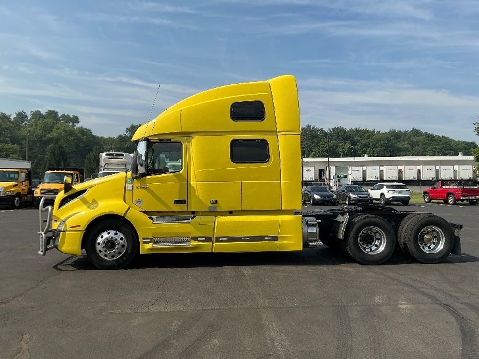 Sleeper Tractor-Heavy Duty Tractors-Volvo-2021-VNL64860-Wilkes Barre-PA-459,352\n\t\tmiles-$ 76,500 - Image 4