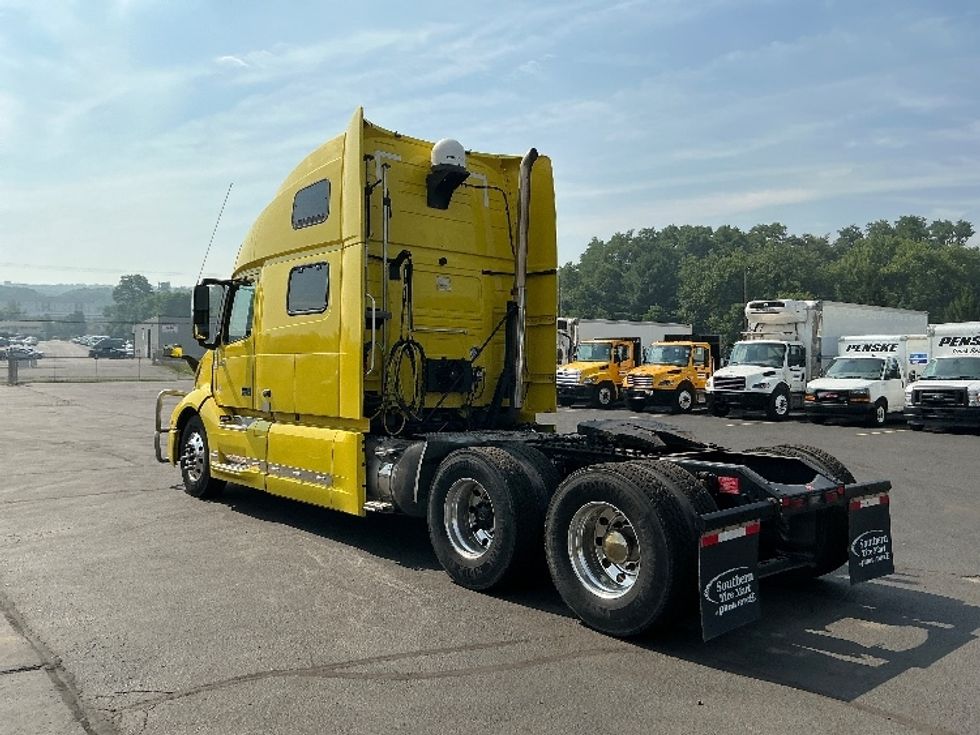 Sleeper Tractor-Heavy Duty Tractors-Volvo-2021-VNL64860-Wilkes Barre-PA-459,352\n\t\tmiles-$ 76,500 - Image 5