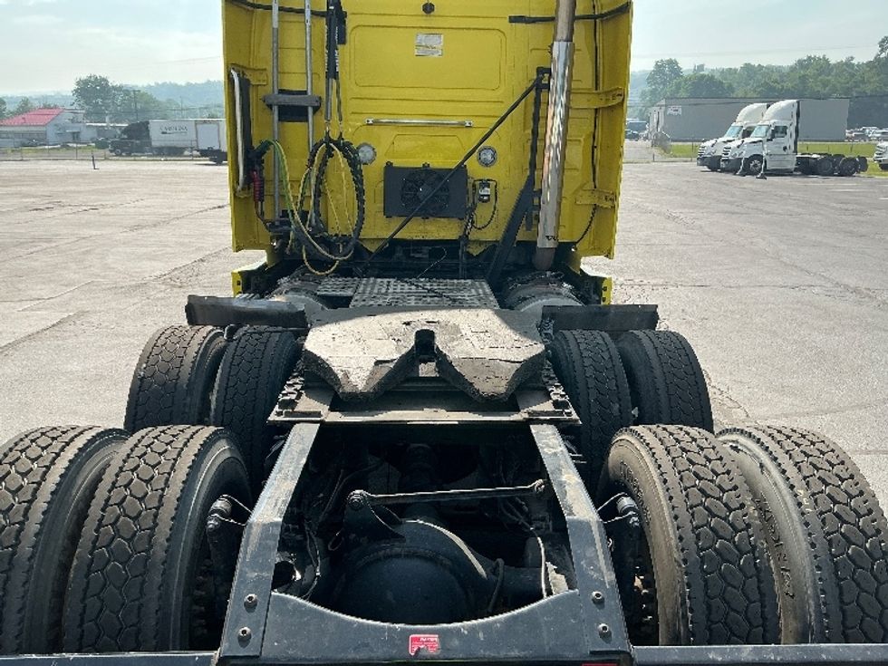 Sleeper Tractor-Heavy Duty Tractors-Volvo-2021-VNL64860-Wilkes Barre-PA-459,352\n\t\tmiles-$ 76,500 - Image 6
