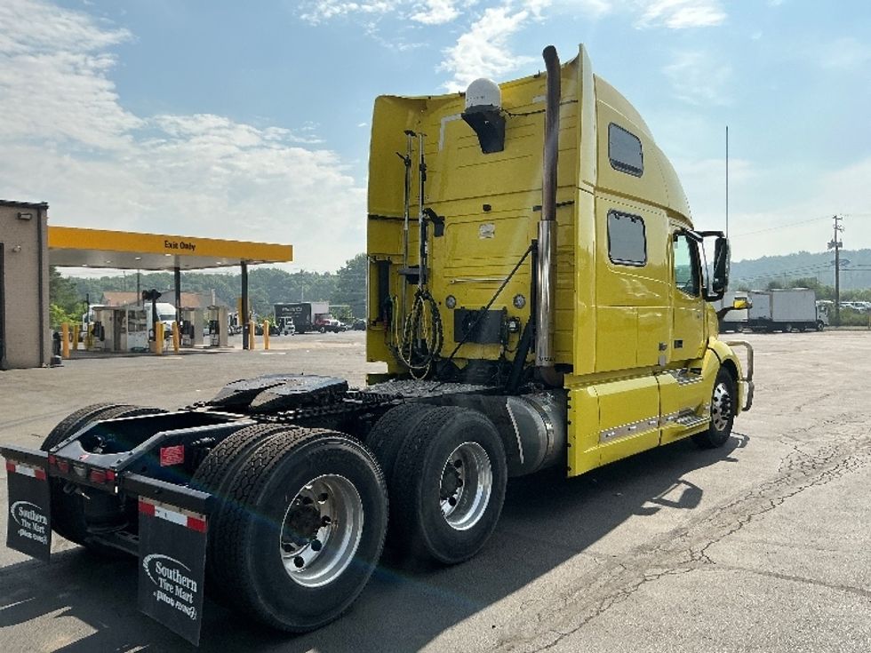 Sleeper Tractor-Heavy Duty Tractors-Volvo-2021-VNL64860-Wilkes Barre-PA-459,352\n\t\tmiles-$ 76,500 - Image 7