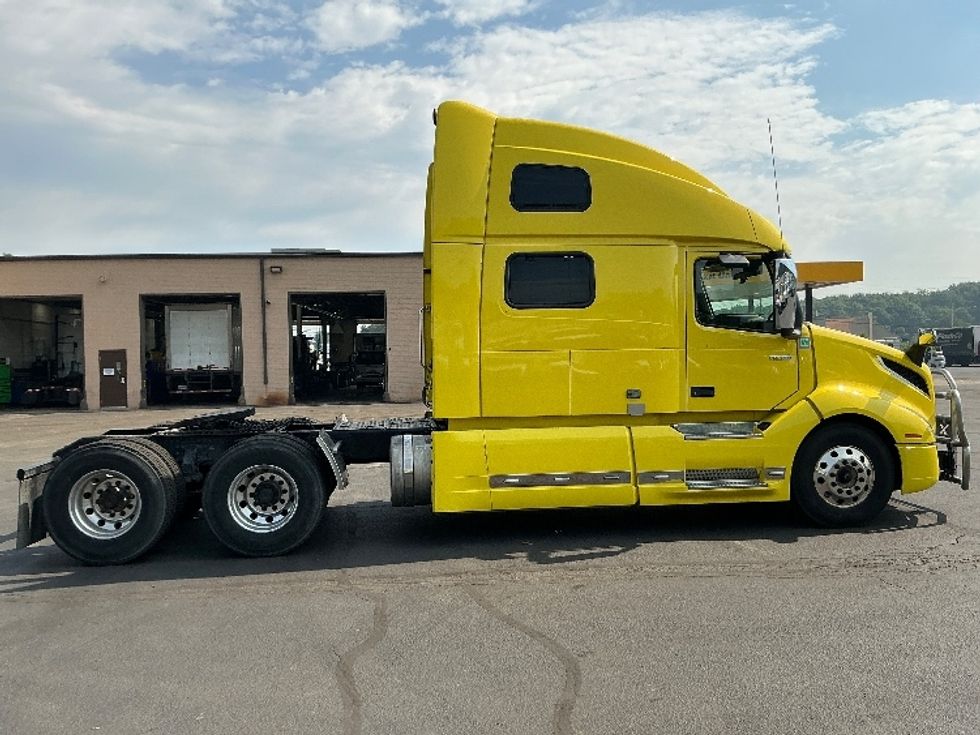 Sleeper Tractor-Heavy Duty Tractors-Volvo-2021-VNL64860-Wilkes Barre-PA-459,352\n\t\tmiles-$ 76,500 - Image 8