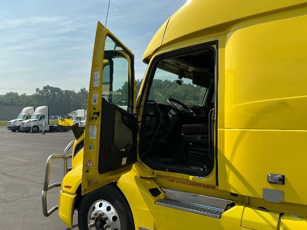 Sleeper Tractor-Heavy Duty Tractors-Volvo-2021-VNL64860-Wilkes Barre-PA-459,352\n\t\tmiles-$ 76,500 - Image 9