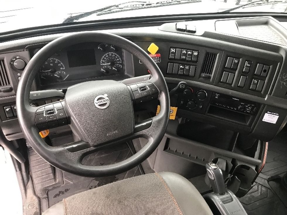 Sleeper Tractor-Heavy Duty Tractors-Volvo-2021-VNL84400-Tacoma-WA-257,584\n\t\tmiles-$ 97,750 - Image 11