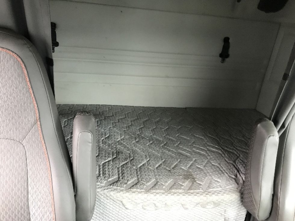 Sleeper Tractor-Heavy Duty Tractors-Volvo-2021-VNL84400-Tacoma-WA-257,584\n\t\tmiles-$ 97,750 - Image 16