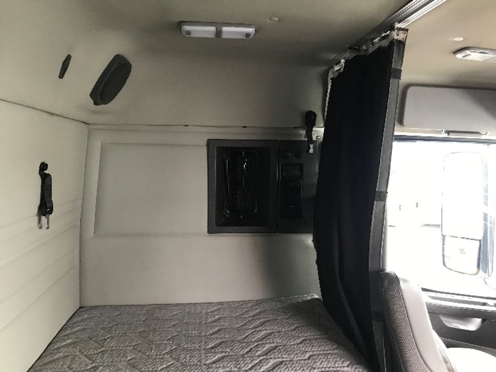 Sleeper Tractor-Heavy Duty Tractors-Volvo-2021-VNL84400-Tacoma-WA-257,584\n\t\tmiles-$ 97,750 - Image 18