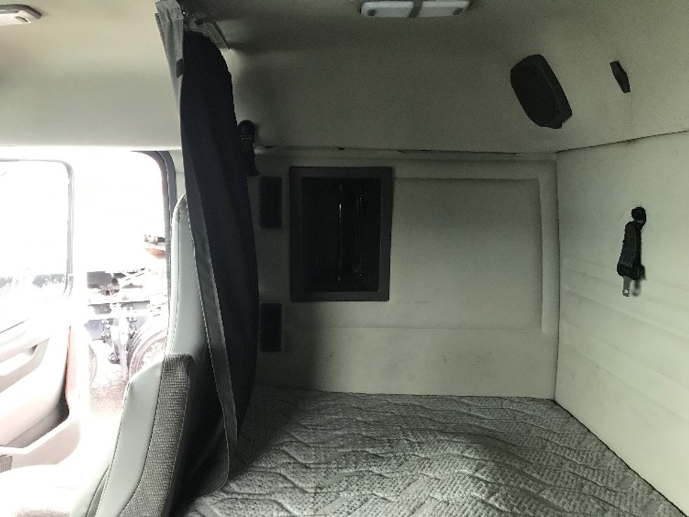 Sleeper Tractor-Heavy Duty Tractors-Volvo-2021-VNL84400-Tacoma-WA-257,584\n\t\tmiles-$ 97,750 - Image 19