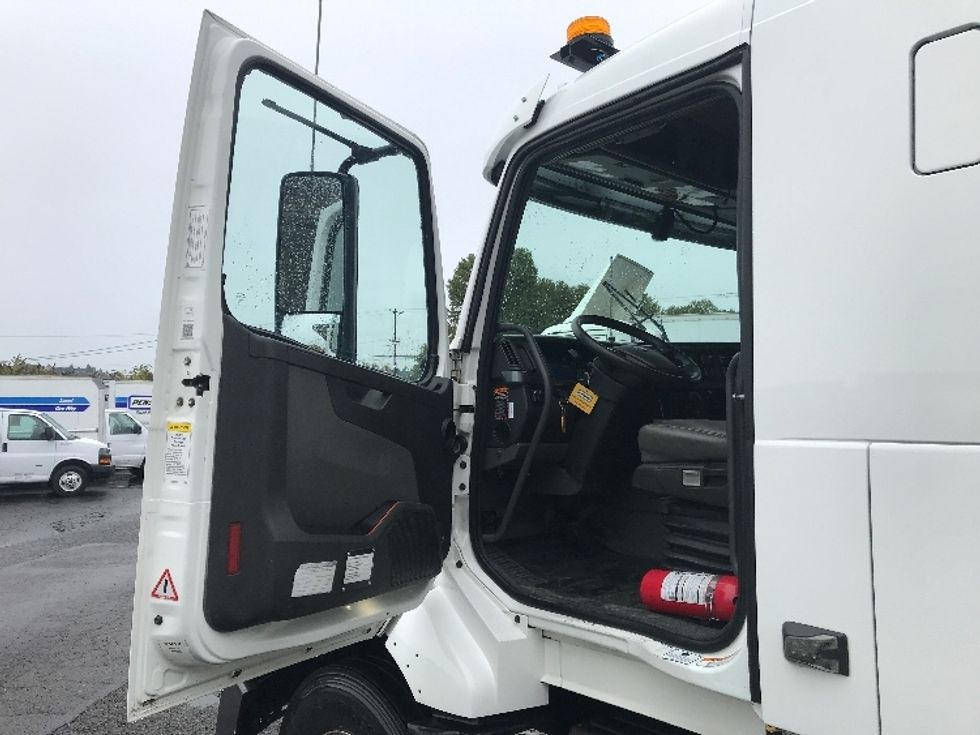 Sleeper Tractor-Heavy Duty Tractors-Volvo-2021-VNL84400-Tacoma-WA-257,584\n\t\tmiles-$ 97,750 - Image 9