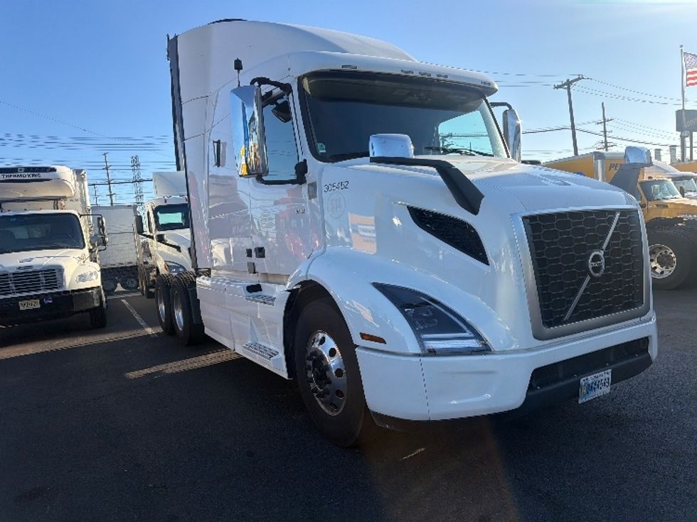 Sleeper Tractor-Heavy Duty Tractors-Volvo-2021-VNR64640-Kearny-NJ-461,991\n\t\tmiles-$ 63,500 - Image 1