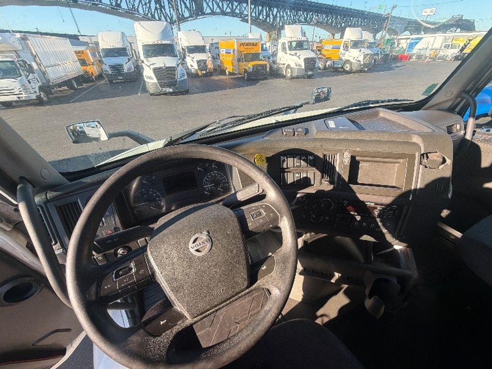 Sleeper Tractor-Heavy Duty Tractors-Volvo-2021-VNR64640-Kearny-NJ-461,991\n\t\tmiles-$ 63,500 - Image 10