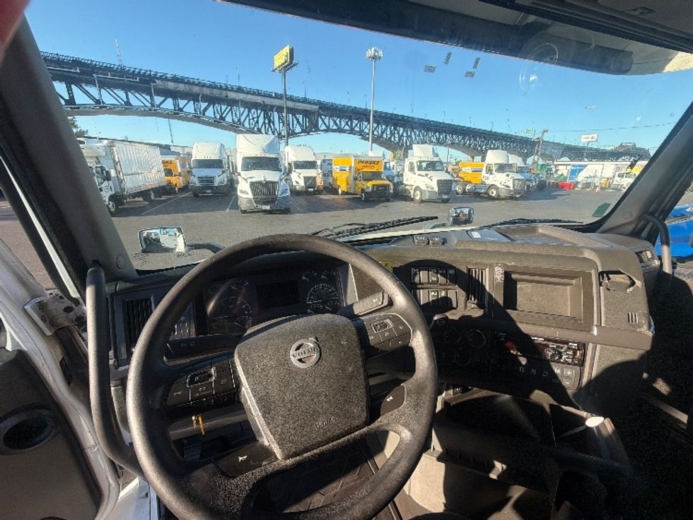 Sleeper Tractor-Heavy Duty Tractors-Volvo-2021-VNR64640-Kearny-NJ-461,991\n\t\tmiles-$ 63,500 - Image 11