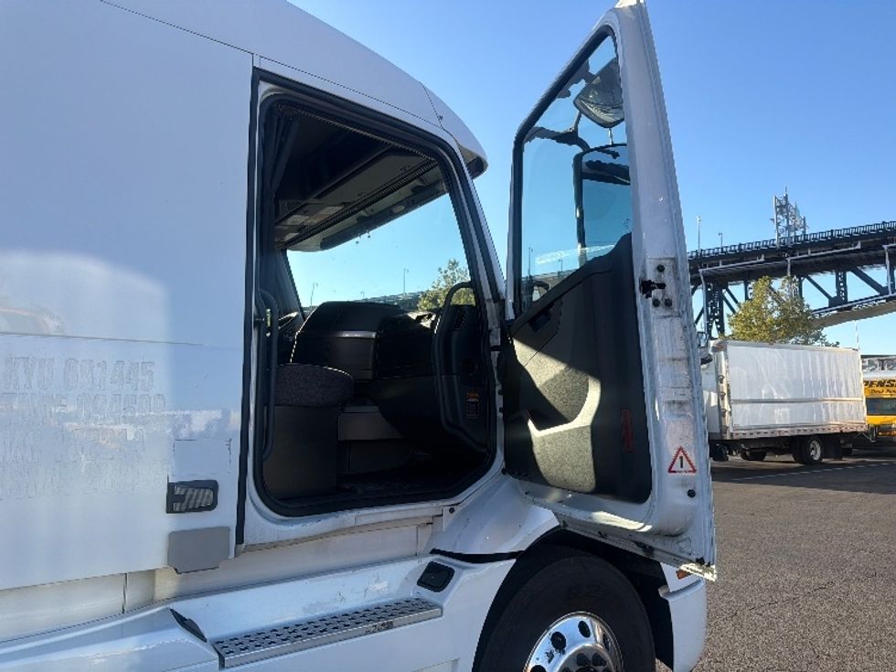 Sleeper Tractor-Heavy Duty Tractors-Volvo-2021-VNR64640-Kearny-NJ-461,991\n\t\tmiles-$ 63,500 - Image 13