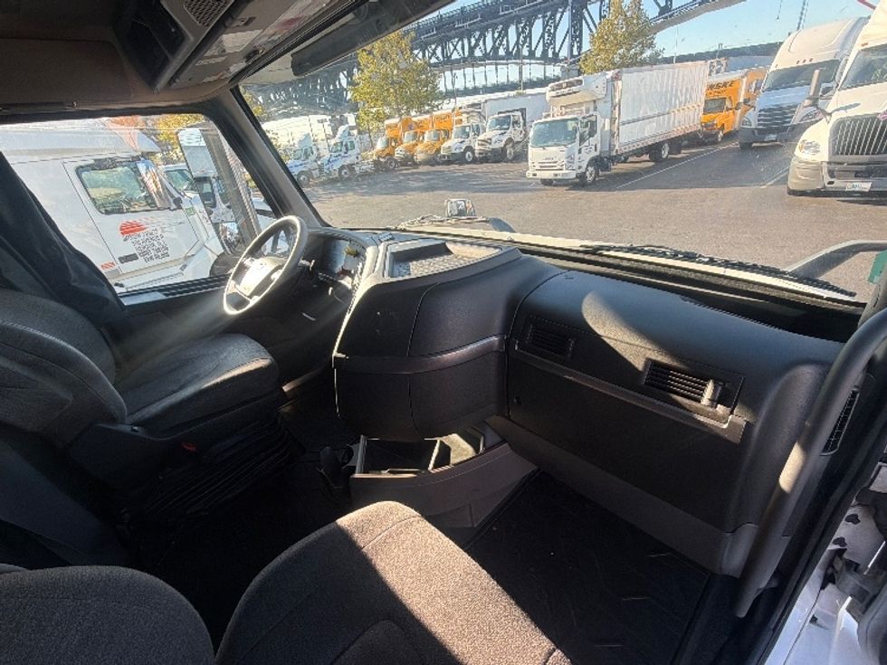 Sleeper Tractor-Heavy Duty Tractors-Volvo-2021-VNR64640-Kearny-NJ-461,991\n\t\tmiles-$ 63,500 - Image 15