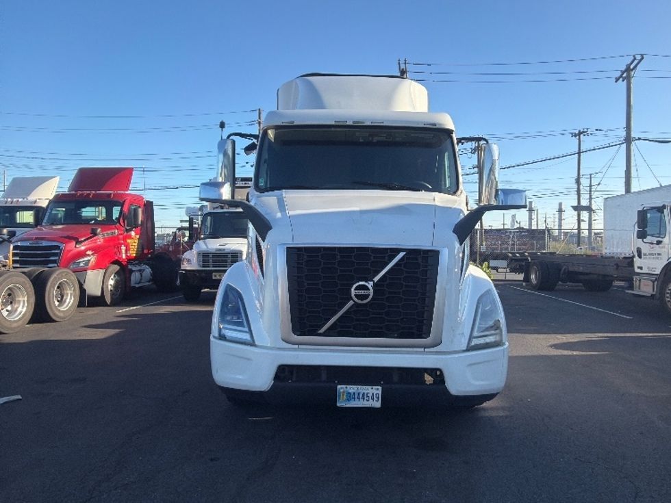 Sleeper Tractor-Heavy Duty Tractors-Volvo-2021-VNR64640-Kearny-NJ-461,991\n\t\tmiles-$ 63,500 - Image 2